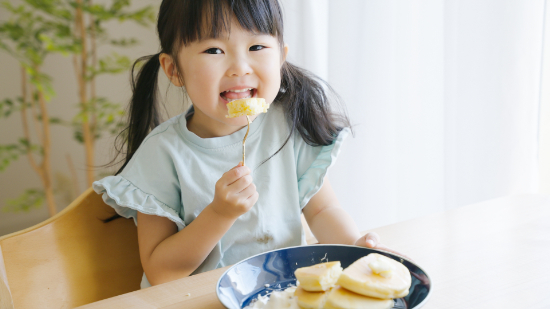 ホットケーキを食べている子供