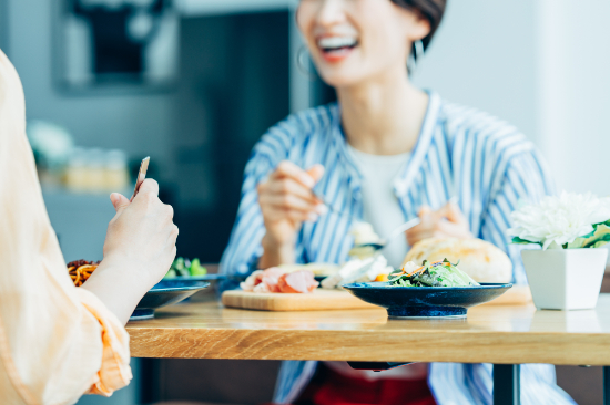 ビタミンや食物繊維を意識した食事をとる女性